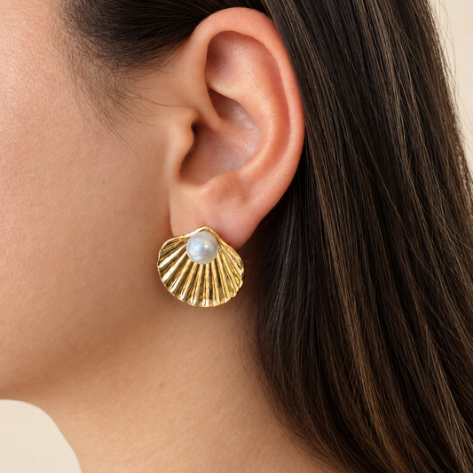 Waterproof seashell earring with center pearl